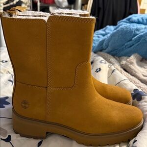 Women's Timberland suede leather boots. Furry inside to help keep you warm.